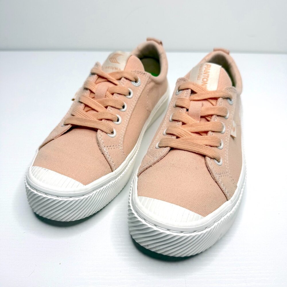 Cariuma Pantone Canvas OCA Low Top Sneakers Womens 6.5 Orange Peach Fuzz